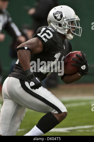 19 déc., 2010 - Oakland, CA, USA - Oakland Raiders vs Denver Broncos au Oakland-Alameda County Coliseum, Dimanche 19 Décembre, 2010. Oakland Raiders receveur Jacoby Ford # 12 commence à courir en arrière pour le coup..Raiders Broncos 39-23 battements. (Crédit Image : © Al/ZUMAPRESS.com) Golub Banque D'Images