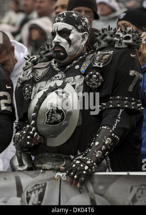 19 déc., 2010 - Oakland, CA, USA - Oakland Raiders vs Denver Broncos au Oakland-Alameda County Coliseum, Dimanche 19 Décembre, 2010. Raider fans rend hommage au cours de la Star Spangle Banner..Raiders Broncos 39-23 battements. (Crédit Image : © Al/ZUMAPRESS.com) Golub Banque D'Images