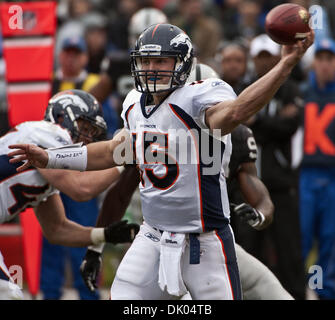 19 déc., 2010 - Oakland, CA, USA - Oakland Raiders vs Denver Broncos au Oakland-Alameda County Coliseum, Dimanche 19 Décembre, 2010. Denver Broncos quarterback Tim Tebow # 15 fait passer en cas de jeu..Raiders Broncos 39-23 battements. (Crédit Image : © Al/ZUMAPRESS.com) Golub Banque D'Images