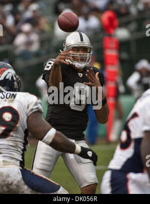 19 déc., 2010 - Oakland, CA, USA - Oakland Raiders vs Denver Broncos au Oakland-Alameda County Coliseum Dimanche, Décembre 19, 2010.Oakland Raiders quarterback Jason Campbell # 8 balle passe dans la circulation..Raiders Broncos 39-23 battements. (Crédit Image : © Al/ZUMAPRESS.com) Golub Banque D'Images