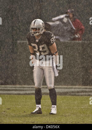 19 déc., 2010 - Oakland, CA, USA - Oakland Raiders vs Denver Broncos au Oakland-Alameda County Coliseum, Dimanche 19 Décembre, 2010. Oakland Raiders wide receiver Nick Miller # 89 punt attend sous la pluie..Raiders Broncos 39-23 battements. (Crédit Image : © Al/ZUMAPRESS.com) Golub Banque D'Images