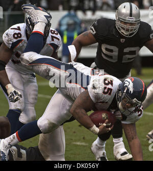 19 déc., 2010 - Oakland, CA, USA - Oakland Raiders vs Denver Broncos au Oakland-Alameda County Coliseum, Dimanche 19 Décembre, 2010. Denver Broncos Lance running back Ball # 35 dur de faire de l'engraissement..Raiders Broncos 39-23 battements. (Crédit Image : © Al/ZUMAPRESS.com) Golub Banque D'Images