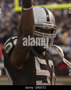 19 déc., 2010 - Oakland, CA, USA - Oakland Raiders vs Denver Broncos au Oakland-Alameda County Coliseum, Dimanche 19 Décembre, 2010. Oakland Raiders de secondeur Quentin Groves # 52 célèbre touchez Retour au cours de jeu..Raiders Broncos 39-23 battements. (Crédit Image : © Al/ZUMAPRESS.com) Golub Banque D'Images