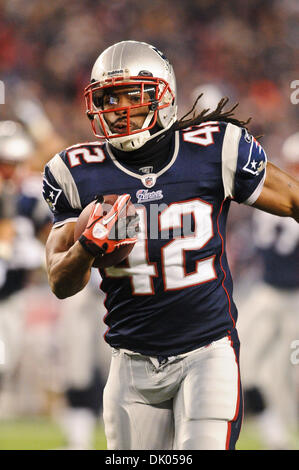 19 déc., 2010 - Foxborough, Massachusetts, United States of America - New England Patriots' BenJarvus Green-Ellis RB (42) courir vers la endzone pour une première moitié des roues. À la moitié de la Green Bay Packers dirige le New England Patriots 17 - 14 au Stade Gillette. (Crédit Image : © Geoff Bolte/ZUMAPRESS.com) Southcreek/mondial Banque D'Images