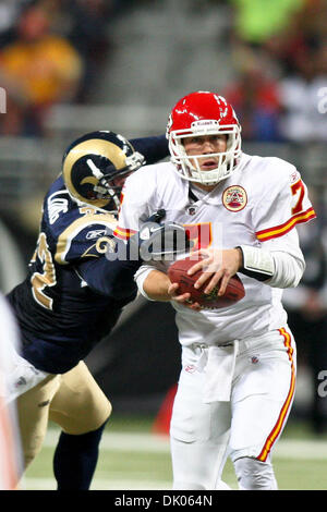 19 déc., 2010 - Saint Louis, Missouri, United States of America - Kansas City Chiefs Quarterback Matt Cassel (7) est mise à sac par Saint Louis Rams défensive fin Chris Long (72) lors d'un match entre le Saint Louis Rams et Chiefs de Kansas City à l'Edward Jones Dome à Saint Louis, Missouri. Les chefs défait les Rams 27-13. (Crédit Image : © Scott Kane/global/ZUMAPRESS Southcreek. Banque D'Images