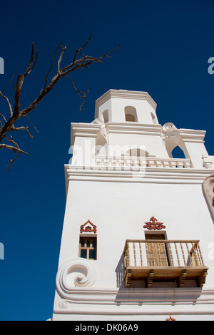 Arizona, Tuscon. Maure historique, Byzantine et le style mexicain Franciscan mission San Xavier del Bac, ch. 1783 à 1797. Banque D'Images