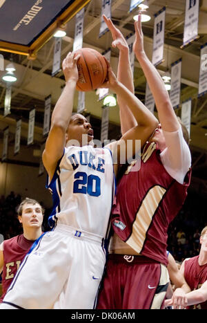 Le 20 décembre 2010 - Durham, Caroline du Nord, États-Unis - Duke Blue Devils guard Andre Dawkins (20) disques d'Élon garde Phoenix a appelé l'Spradlin (1). Duc mène à l'Elon 49-31 la moitié à Cameron Indoor Stadium (crédit Image : © Mark Abbott Global/ZUMAPRESS.com)/Southcreek Banque D'Images