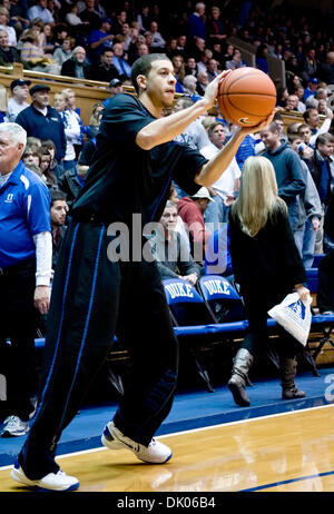 Le 20 décembre 2010 - Durham, Caroline du Nord, États-Unis - Duke Blue Devils guard Seth Curry (30) durant la chaude jeu ups. Elon bat Duke 98-72 à Cameron Indoor Stadium (crédit Image : © Mark Abbott Global/ZUMAPRESS.com)/Southcreek Banque D'Images