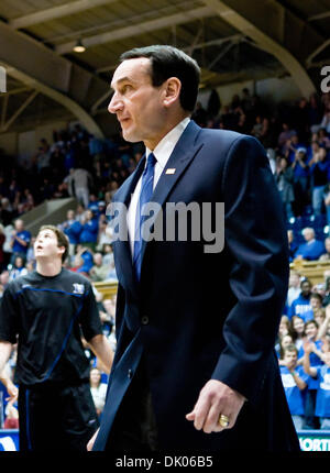 Le 20 décembre 2010 - Durham, Caroline du Nord, États-Unis - Duc l'entraîneur-chef Mike Krzyzewski promenades sur à la cour. Elon bat Duke 98-72 à Cameron Indoor Stadium (crédit Image : © Mark Abbott Global/ZUMAPRESS.com)/Southcreek Banque D'Images