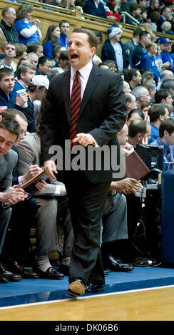 Le 20 décembre 2010 - Durham, Caroline du Nord, États-Unis - entraîneur-chef de l'Elon Matt Matheny est contrarié par un appel. Elon bat Duke 98-72 à Cameron Indoor Stadium (crédit Image : © Mark Abbott Global/ZUMAPRESS.com)/Southcreek Banque D'Images