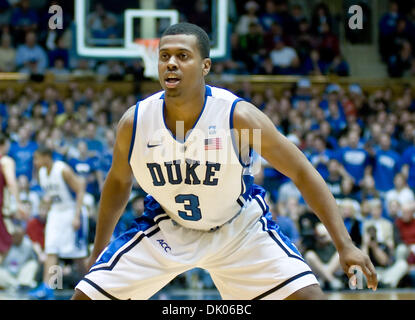 Le 20 décembre 2010 - Durham, Caroline du Nord, États-Unis - Duke Blue Devils guard Tyler Thornton (3) garde les droits consolidés. Elon bat Duke 98-72 à Cameron Indoor Stadium (crédit Image : © Mark Abbott Global/ZUMAPRESS.com)/Southcreek Banque D'Images