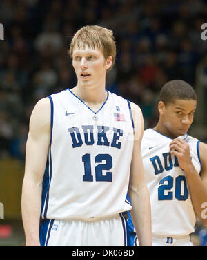 Le 20 décembre 2010 - Durham, Caroline du Nord, États-Unis - Duke Blue Devils avant Kyle Licence (12) chefs de ligne. Elon bat Duke 98-72 à Cameron Indoor Stadium (crédit Image : © Mark Abbott Global/ZUMAPRESS.com)/Southcreek Banque D'Images