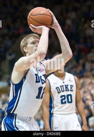 Le 20 décembre 2010 - Durham, Caroline du Nord, États-Unis - Duke Blue Devils avant Kyle Licence (12) tire un coup franc. Elon bat Duke 98-72 à Cameron Indoor Stadium (crédit Image : © Mark Abbott Global/ZUMAPRESS.com)/Southcreek Banque D'Images