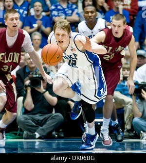 Le 20 décembre 2010 - Durham, Caroline du Nord, États-Unis - Duke Blue Devils avant Kyle Licence (12) chasse vers le bas une balle lâche. Elon bat Duke 98-72 à Cameron Indoor Stadium (crédit Image : © Mark Abbott Global/ZUMAPRESS.com)/Southcreek Banque D'Images