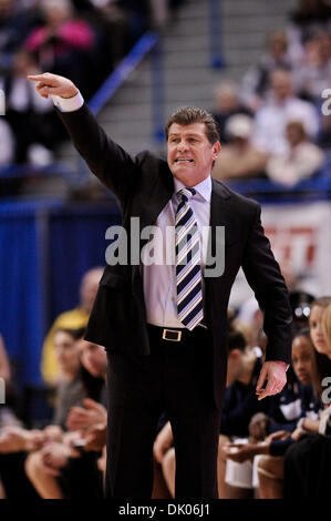 21 décembre 2010 - Hartford, Connecticut, États-Unis d'Amérique - Connecticut Geno Auriemma entraîneur-chef diriger son équipe. La moitié de l'Illinois mène 54 - 27 l'État de Floride à l'XL Center. (Crédit Image : © Geoff Bolte/ZUMAPRESS.com) Southcreek/mondial Banque D'Images