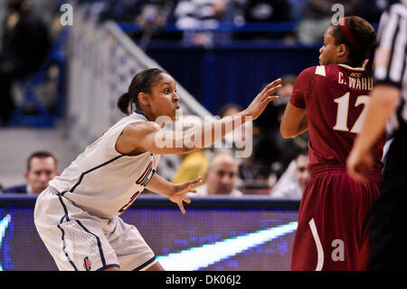 21 décembre 2010 - Hartford, Connecticut, États-Unis d'Amérique - New York F Maya Moore (23) à la défense au cours du premier semestre. La moitié de l'Illinois mène 54 - 27 l'État de Floride à l'XL Center. (Crédit Image : © Geoff Bolte/ZUMAPRESS.com) Southcreek/mondial Banque D'Images