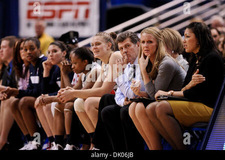 21 décembre 2010 - Hartford, Connecticut, États-Unis d'Amérique - New York entraîneur en chef Geno Auriemma montres l'action avec le reste du personnel d'entraînement sur le banc. New York bat Florida State 93 - 62 lors de l'XL Center de gagner leur 89e match un record de la NCAA. (Crédit Image : © Geoff Bolte/ZUMAPRESS.com) Southcreek/mondial Banque D'Images