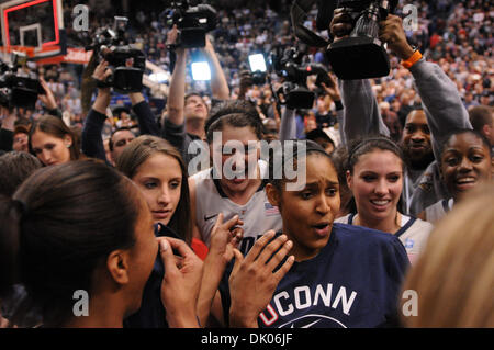 21 décembre 2010 - Hartford, Connecticut, États-Unis d'Amérique - cameramen entourent l'équipe de basket-ball womens UConn après les défaites du Connecticut Florida State 93 - 62 lors de l'XL Center de gagner leur 89e match un record de la NCAA. (Crédit Image : © Geoff Bolte/ZUMAPRESS.com) Southcreek/mondial Banque D'Images