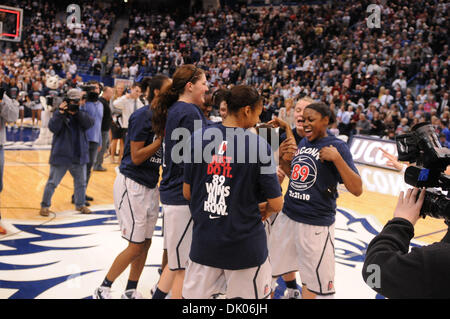 21 décembre 2010 - Hartford, Connecticut, États-Unis d'Amérique - UConn joueurs célèbrent leur record de victoires consécutives. New York bat Florida State 93 - 62 lors de l'XL Center de gagner leur 89e match un record de la NCAA. (Crédit Image : © Geoff Bolte/ZUMAPRESS.com) Southcreek/mondial Banque D'Images