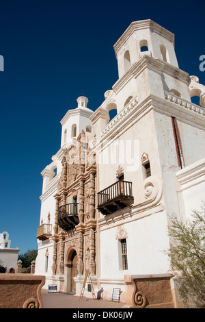 Arizona, Tuscon. Maure historique, Byzantine et le style mexicain Franciscan mission San Xavier del Bac, ch. 1783 à 1797. Banque D'Images