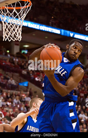 21 décembre 2010 - Columbus, Ohio, États-Unis - Université de Caroline du Nord Asheville's Junior Guard Chris Stephenson (# 4) dans la première période de jeu au niveau de la ville de valeur à l'Arène Jerome Schottenstein Center de Columbus, Ohio mardi soir le 21 décembre 2010. Les Buckeyes défait les Bulldogs 96-49. (Crédit Image : © James DeCamp/global/ZUMAPRESS.com) Southcreek Banque D'Images