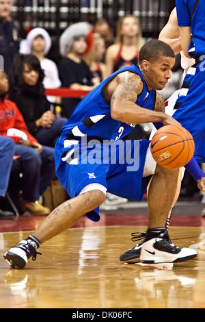 21 décembre 2010 - Columbus, Ohio, États-Unis - Université de Caroline du Nord Asheville's Junior Guard J.P. Primm (# 3) dans la première période de jeu au niveau de la ville de valeur à l'Arène Jerome Schottenstein Center de Columbus, Ohio mardi soir le 21 décembre 2010. Les Buckeyes défait les Bulldogs 96-49. (Crédit Image : © James DeCamp/global/ZUMAPRESS.com) Southcreek Banque D'Images