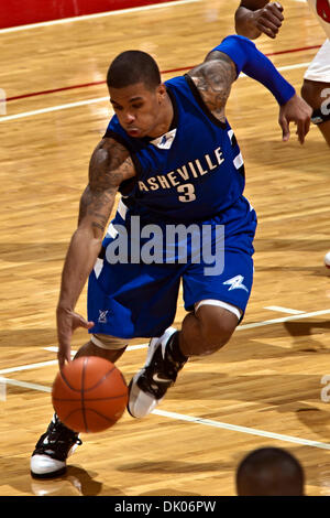 21 décembre 2010 - Columbus, Ohio, États-Unis - Université de Caroline du Nord Asheville's Junior Guard J.P. Primm (# 3) dans la deuxième période de jeu au niveau de la ville de valeur à l'Arène Jerome Schottenstein Center de Columbus, Ohio mardi soir le 21 décembre 2010. Les Buckeyes défait les Bulldogs 96-49. (Crédit Image : © James DeCamp/global/ZUMAPRESS.com) Southcreek Banque D'Images