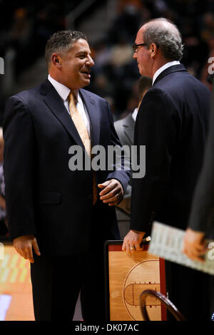 21 décembre 2010 - Knoxville, Tennessee, États-Unis - Washington entraîneur en chef BRUCE PEARL USC accueille l'entraîneur-chef Kevin O'NEILL avant le jeu. L'USC conduit Washington 38-32 à la moitié à Thompson Boling arena de Knoxville, TN (crédit Image : © Mitch/jones/ZUMAPRESS.com) mondial Southcreek Banque D'Images