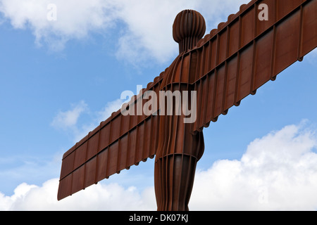 Vue rapprochée de l'Ange du Nord, une immense sculpture, par Anthony Gormley, Gateshead, Tyne et Wear, Northumberland, Angleterre. Banque D'Images