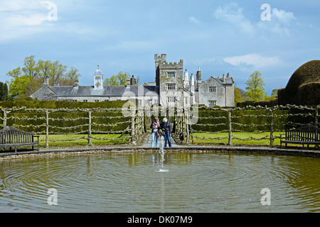 Le jardin de la fontaine à Levens Hall, une maison élisabéthaine, et célèbre pour ses jardins topiaires, Kendal, Lake District, Cumbria, Grande-Bretagne. Banque D'Images