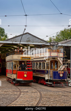 Southampton no45 (1903) et Londres (1902 Tramway No.159) trams au National Museum de Tramway Crich, Derbyshire, Royaume-Uni Banque D'Images