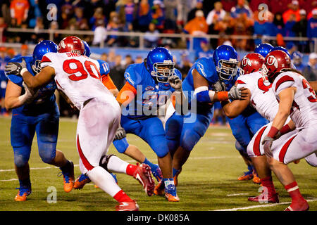 22 décembre 2010 - Las Vegas, Nevada, États-Unis - Université de l'Utah Utes de Derrick Shelby (# 90) luttant contre Boise State Broncos OT Matt Slater (# 72) dans les tranchées pendant la seconde moitié de l'action 2010 Bol MAACO Las Vegas au Sam Boyd Stadium à Las Vegas, Nevada. Le Boise State Broncos défait les Utah Utes 26 à 3. (Crédit Image : © Matt Gdowski/ZUMAPRESS.com) Southcreek/mondial Banque D'Images