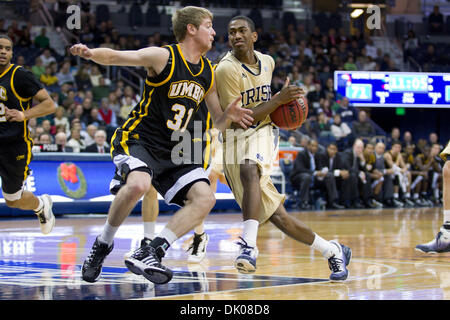 22 décembre 2010 - South Bend, Indiana, États-Unis - Notre Dame guard Eric Atkins (# 0) entraîne le lane tout en étant défendu par Maryland-Baltimore County guard Brian Neller (# 31) en action au cours de jeu de basket-ball de NCAA entre Maryland-Baltimore County et de Notre Dame. La Cathédrale Notre Dame Fighting Irish défait les Maryland-Baltimore County Retrievers 93-53 en match à Purcell Pavilion à Joyce Banque D'Images