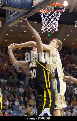 22 décembre 2010 - South Bend, Indiana, États-Unis - Maryland-Baltimore County avant Justin Fry (# 30) va jusqu'à une balle pendant qu'être défendu par Notre Dame garde côtière Tim Abromaitis (# 21) au cours de l'action de jeu de basket-ball de NCAA entre Maryland-Baltimore County et de Notre Dame. La Cathédrale Notre Dame Fighting Irish défait les Maryland-Baltimore County Retrievers 93-53 en match à Purcell Pavilion à la J Banque D'Images