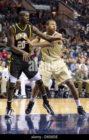 22 décembre 2010 - South Bend, Indiana, États-Unis - Maryland-Baltimore County avant Adrian Satchell (# 20) et Notre Dame guard Tyrone Nash (# 1) bataille de position au cours de l'action de jeu de basket-ball de NCAA entre Maryland-Baltimore County et de Notre Dame. La Cathédrale Notre Dame Fighting Irish défait les Maryland-Baltimore County Retrievers 93-53 en match à Purcell Pavilion à Joyce Centre à Banque D'Images