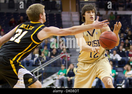 22 décembre 2010 - South Bend, Indiana, États-Unis - Notre Dame Garde côtière canadienne Alex Dragicevich (# 12) passe le ballon comme Maryland-Baltimore County guard Brian Neller (# 31) défend au cours de l'action de jeu de basket-ball de NCAA entre Maryland-Baltimore County et de Notre Dame. La Cathédrale Notre Dame Fighting Irish défait les Maryland-Baltimore County Retrievers 93-53 en match à Purcell Pavilion à Joyce Center Banque D'Images