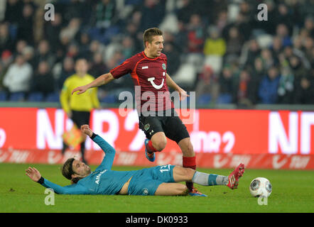 Hanovre, Allemagne. 06Th Nov, 2013. Martin Lanig eddv de Francfort pour le bal avec Artur Sobiech du Hanovre (R) au cours de la Bundesliga Hanovre 96 match de football contre l'Eintracht Francfort à IDH-Arena. Dpa : Crédit photo alliance/Alamy Live News Banque D'Images