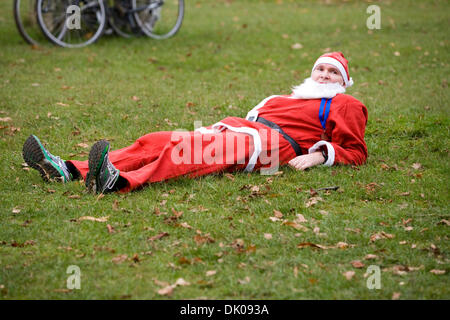 Hampton, Londres. 1er décembre 2013. Pour démarrer l'Avent Noël fêtes de fin d'année, les coureurs prennent part à l'Assemblée Santa 5km Course de Bushy Park, Hampton, TW11 0EQ UK L'événement est de recueillir des fonds pour la Princess Alice Hospice. Crédit : David Gee/Alamy Live News Banque D'Images