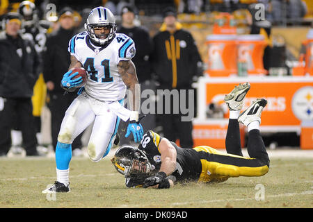 24 décembre 2010 - Pittsburgh, Pennsylvanie, États-Unis - Carolina Panthers Captain Munnerlyn évoluait (41) pousse Pittsburgh Steelers tight end Matt Spaeth (89) pour le sol lors d'un kick off retour au quatrième trimestre, les Steelers prendre sur les Panthers au Heinz Field de Pittsburgh, PA...Les Steelers vaincre les Panthers 27-3 (crédit Image : © Dean Beattie/global/ZUMAPRESS Southcreek Banque D'Images