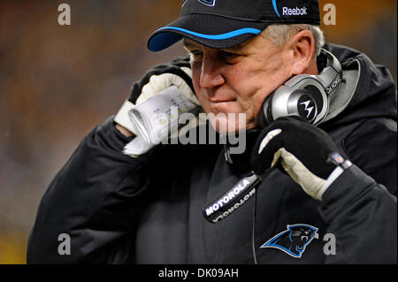 24 décembre 2010 - Pittsburgh, Pennsylvanie, États-Unis - Carolina Panthers entraîneur-chef John Fox marche sur le côté au quatrième trimestre, les Steelers prendre sur les Panthers au Heinz Field de Pittsburgh, PA...Les Steelers vaincre les Panthers 27-3 (crédit Image : © Dean Beattie/global/ZUMAPRESS.com) Southcreek Banque D'Images