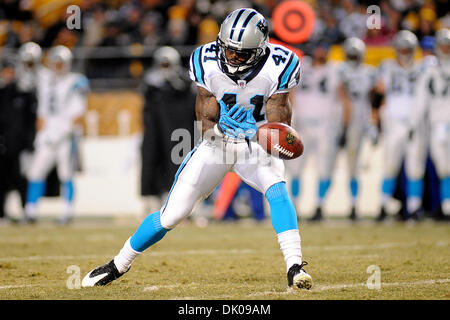 24 décembre 2010 - Pittsburgh, Pennsylvanie, États-Unis - Carolina Panthers Captain Munnerlyn évoluait (41) ne peuvent pas contrôler le coup d'envoi au début du deuxième trimestre que les Steelers prendre sur les Panthers au Heinz Field de Pittsburgh, PA...Les Steelers vaincre les Panthers 27-3 (crédit Image : © Dean Beattie/global/ZUMAPRESS.com) Southcreek Banque D'Images