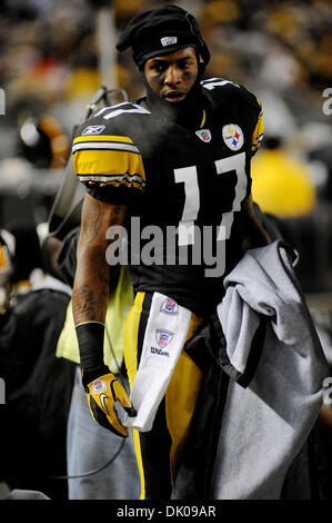 24 décembre 2010 - Pittsburgh, Pennsylvanie, États-Unis - Pittsburgh Steelers receveur Mike Wallace (17) sur la ligne de 43 verges après sa réception dans le deuxième trimestre, les Steelers prendre sur les Panthers au Heinz Field de Pittsburgh, PA...Les Steelers vaincre les Panthers 27-3 (crédit Image : © Dean Beattie/global/ZUMAPRESS.com) Southcreek Banque D'Images