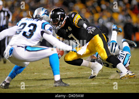 24 décembre 2010 - Pittsburgh, Pennsylvanie, États-Unis - Pittsburgh Steelers quarterback Ben Roethlisberger (7) évite d'être abordés par évoluait Carolina Panthers Richard Marshall (31) au cours du troisième trimestre avant d'être pris par la sécurité Carolina Panthers Sherrod Martin (23) comme les Steelers prendre sur les Panthers au Heinz Field de Pittsburgh, PA...Les Steelers vaincre les Panthères, 27 Banque D'Images