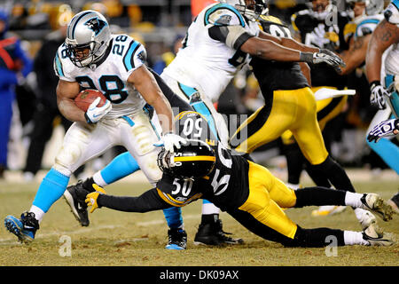 24 décembre 2010 - Pittsburgh, Pennsylvanie, États-Unis - Carolina Panthers running back Jonathan Stewart (28) pousse Pittsburgh Steelers linebacker Larry Foote (50) au sol au troisième trimestre, les Steelers prendre sur les Panthers au Heinz Field de Pittsburgh, PA...Les Steelers vaincre les Panthers 27-3 (crédit Image : © Dean Beattie/global/ZUMAPRESS.com) Southcreek Banque D'Images