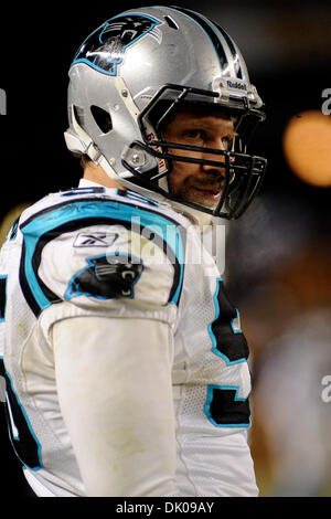 24 décembre 2010 - Pittsburgh, Pennsylvanie, États-Unis - Carolina Panthers défensive fin Tyler Brayton (96) se trouve le long de la ligne de touche au quatrième trimestre, les Steelers prendre sur les Panthers au Heinz Field de Pittsburgh, PA...Les Steelers vaincre les Panthers 27-3 (crédit Image : © Dean Beattie/global/ZUMAPRESS.com) Southcreek Banque D'Images