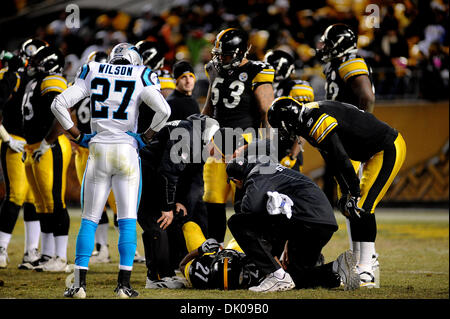 24 décembre 2010 - Pittsburgh, Pennsylvanie, États-Unis - le personnel médical des Steelers de Pittsburgh Steelers à utiliser de nouveau Mewelde Moore (21) qui ont subi une blessure au genou droit au quatrième trimestre, les Steelers prendre sur les Panthers au Heinz Field de Pittsburgh, PA...Les Steelers vaincre les Panthers 27-3 (crédit Image : © Dean Beattie/global/ZUMAPRESS.com) Southcreek Banque D'Images