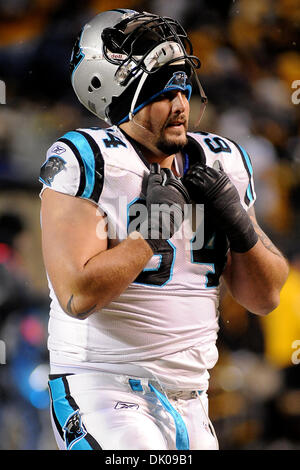 24 décembre 2010 - Pittsburgh, Pennsylvanie, États-Unis - juge de ligne offensive Carolina Panthers Rob Petitti (64) sort de la zone après le jeu comme les Steelers a descendu les Panthers au Heinz Field de Pittsburgh, PA...Les Steelers vaincre les Panthers 27-3 (crédit Image : © Dean Beattie/global/ZUMAPRESS.com) Southcreek Banque D'Images