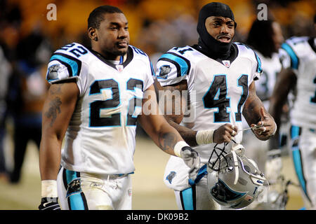 24 décembre 2010 - Pittsburgh, Pennsylvanie, États-Unis - Carolina Panthers tournant retour Tyrell Sutton (22) et le capitaine Munnerlyn évoluait Carolina Panthers (41) Laissez le champ après le jeu comme les Steelers a descendu les Panthers au Heinz Field de Pittsburgh, PA...Les Steelers vaincre les Panthers 27-3 (crédit Image : © Dean Beattie/global/ZUMAPRESS.com) Southcreek Banque D'Images