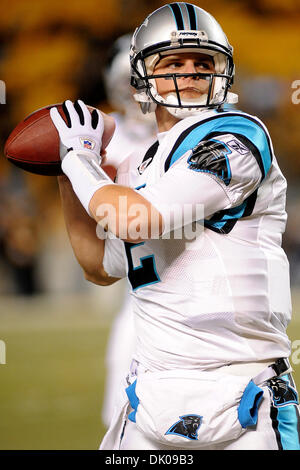 24 décembre 2010 - Pittsburgh, Pennsylvanie, États-Unis - Carolina Panthers quarterback Jimmy Clausen (2) réchauffe son bras avant le début du jeu comme les Steelers prendre sur les Panthers au Heinz Field de Pittsburgh, PA...Les Steelers vaincre les Panthers 27-3 (crédit Image : © Dean Beattie/global/ZUMAPRESS.com) Southcreek Banque D'Images