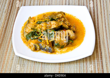 Une délicieuse cuisine thaïlandaise appeler KAENG PLA DOOK de curry épicé et le poisson-chat Banque D'Images